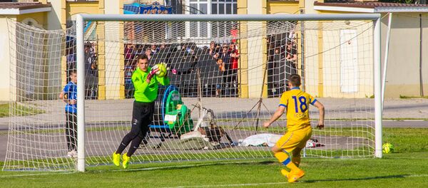 Вратарь Милсами Раду Мыцу ловит мяч после опасного удара игрока Дачии Вратарь Милсами Раду Мыцу ловит мяч после опасного удара игрока Дачии - Sputnik Молдова