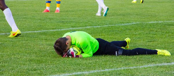 Вратарь Милсами Раду Мыцу спасает ворота своей команды в одной из последних атак Дачии - Sputnik Moldova