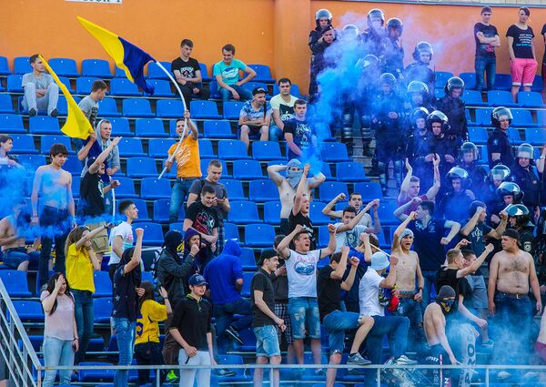Suporterii Dacia aprind fumigene la jocul cu Milsami - Sputnik Moldova