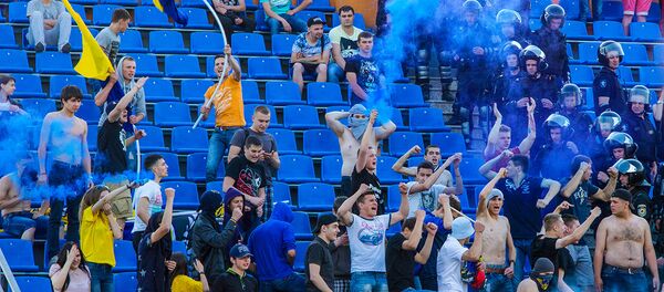 Болельщики Дачии жгут пиротехнику на выездной игре с Милсами - Sputnik Молдова