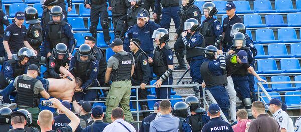Стычка болельщиков Дачии с полицией в концовке поединка с Милсами - Sputnik Молдова