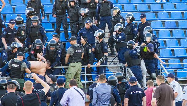 Стычка болельщиков Дачии с полицией в концовке поединка с Милсами - Sputnik Молдова
