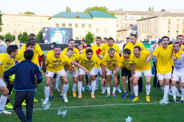Echipa Milsami imediat după fluierul de final au mers către tribuna suporterilor pentru a sărbători împreună titlul de campion - Sputnik Moldova
