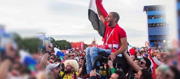 Как футбольный фанат из Египта, прикованный к коляске, стал известен на весь мир - Sputnik Молдова