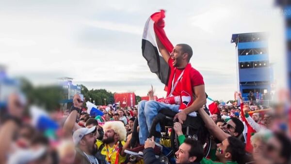 Как футбольный фанат из Египта, прикованный к коляске, стал известен на весь мир - Sputnik Молдова