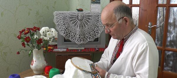 Interviu exclusiv cu meșterul popular Simion Lungu, cum să coși o ie frumoasă - Sputnik Moldova