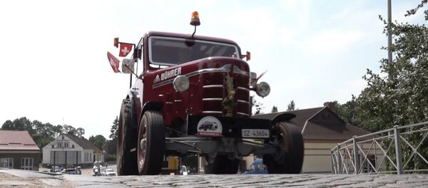 Пенсионеры-фанаты из Швейцарии приехали на ЧМ-2018 на стареньком тракторе Пенсионеры-фанаты из Швейцарии приехали на ЧМ-2018 на стареньком тракторе - Sputnik Молдова