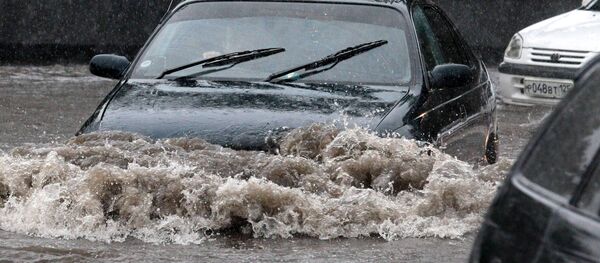 Автомобили на залитой водой улице после ливня - Sputnik Moldova