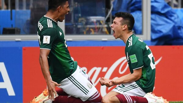 Слева направо: Хесус Гальярдо (Мексика) и автор гола Ирвинг Лосано (Мексика) радуются победе в матче против Германии - Sputnik Молдова