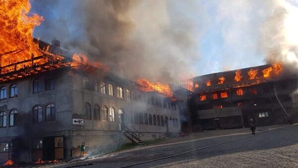Incendiu la chiliile mănăstirii sf. Mina din Roşiori din judeţul Suceava - Sputnik Moldova-România