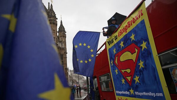 (File) Anti-Brexit demonstrators wave European Union flags from the top deck of a bus parked outside the Houses of Parliament in London on March 29, 2018 - Sputnik Moldova-România