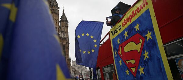 (File) Anti-Brexit demonstrators wave European Union flags from the top deck of a bus parked outside the Houses of Parliament in London on March 29, 2018 - Sputnik Moldova-România