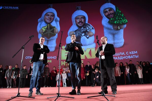 Режиссер Жора Крыжовников, телеведущий, актер Иван Ургант и продюсер, режиссер Тимур Бекмамбетов на премьере фильма Елки новые в Москве Режиссер Жора Крыжовников, телеведущий, актер Иван Ургант и продюсер, режиссер Тимур Бекмамбетов на премьере фильма Елки новые в Москве - Sputnik Молдова