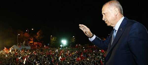 Cumhurbaşkanı Erdoğan, Huber Köşkü'nün önünde bekleyenlere seslendi. - Sputnik Moldova-România