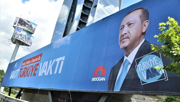 Предвыборный агитационный плакат действующего президента Турции Реджепа Тайипа Эрдогана на одной из улиц в Анкаре. - Sputnik Молдова