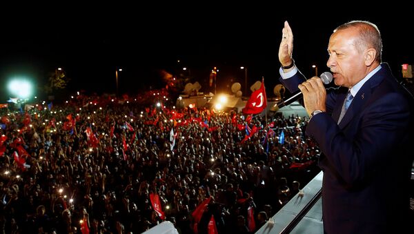 Cumhurbaşkanı Erdoğan, Huber Köşkü'nün önünde bekleyenlere seslendi. - Sputnik Moldova