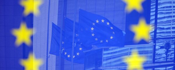 Флаги в отражении на стенде с эмблемой ЕС - Sputnik Moldova