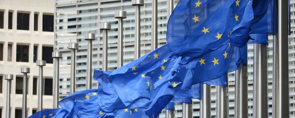 Приспущенные флаги возле входа в здание Еврокомиссии Приспущенные флаги возле входа в здание Еврокомиссии - Sputnik Молдова