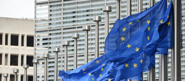 Приспущенные флаги возле входа в здание Еврокомиссии - Sputnik Молдова