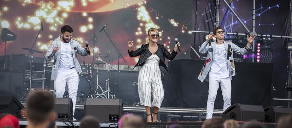 Участники молдавской группы DoReDoS Марина Джундиет, Евгений Андриянов и Сергей Мыца Участники молдавской группы DoReDoS Марина Джундиет, Евгений Андриянов и Сергей Мыца - Sputnik Молдова