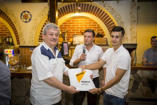 ДУмитру Китороагэ и Виталий Дамашкан вручают призы в Sputnik FanZone - Sputnik Молдова