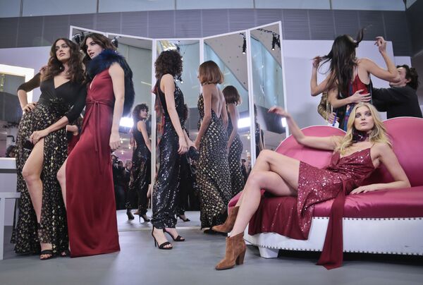 Показ коллекции от Diane von Furstenberg на Неделе Моды в Нью-Йорке - Sputnik Молдова