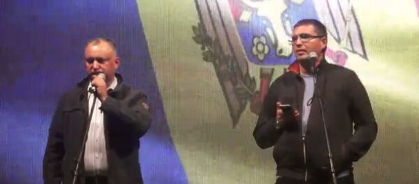 Усатый и Додон на митинге - Sputnik Moldova