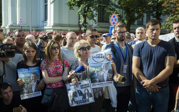 Протестующие скандируют Долой мафию с портретом Нэстасе - Sputnik Молдова