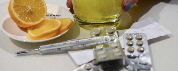 Лекарственные препараты и градусник для измерения температуры - Sputnik Молдова