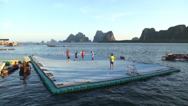 Как дети тайских рыбаков построили футбольное поле прямо на воде - Sputnik Молдова