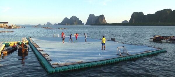 Как дети тайских рыбаков построили футбольное поле прямо на воде Как дети тайских рыбаков построили футбольное поле прямо на воде - Sputnik Молдова