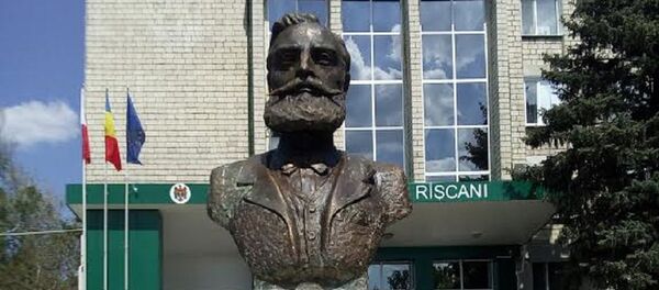 Bustul lui Gheorghe Râșcanu-Derojinski din or. Râșcani - Sputnik Moldova