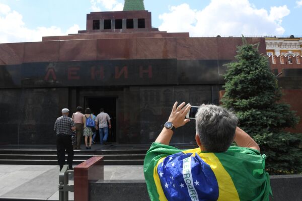 Иностранцы возле Мавзолея Ленина на Красной площади Иностранцы возле Мавзолея Ленина на Красной площади - Sputnik Moldova-România