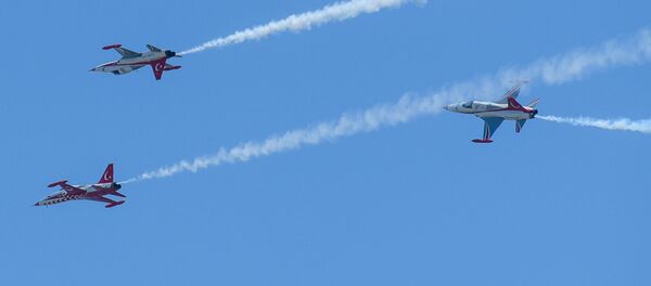 Авиашоу самолетов F-16 и F-5 пилотажной группы SOLOTÜRK и Türk Yıldızları ВВС Турции в Баку - Sputnik Молдова