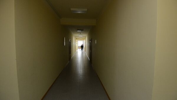 Воспитатель в коридоре со спальными комнатами - Sputnik Молдова