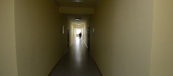 Воспитатель в коридоре со спальными комнатами Воспитатель в коридоре со спальными комнатами - Sputnik Молдова