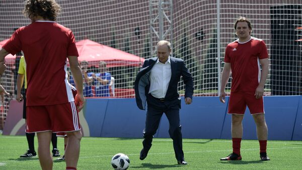 Президент РФ В. Путин посетил парк футбола на Красной площади - Sputnik Moldova-România
