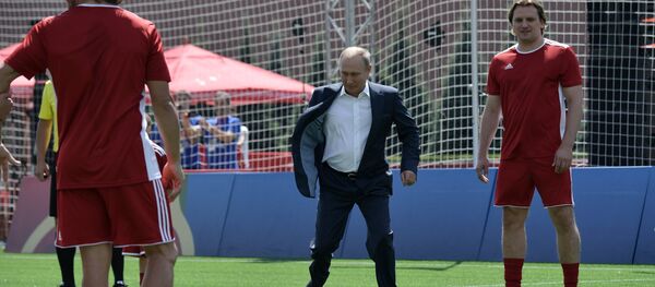 Президент РФ В. Путин посетил парк футбола на Красной площади - Sputnik Молдова