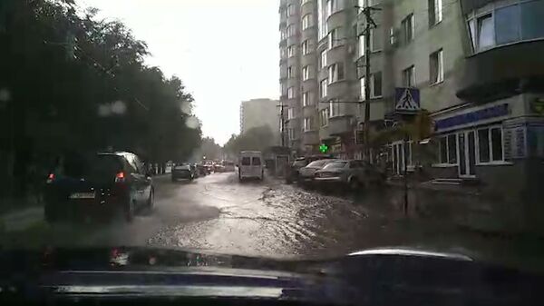 Ливень, который обрушился в четверг на Кишинев, затопил улицы столицы - Sputnik Молдова