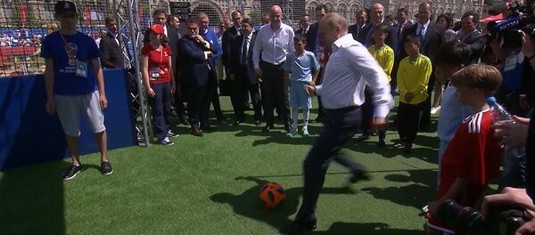 Путин и Инфантино забили голы в Парке футбола ЧМ-2018 на Красной площади - Sputnik Молдова