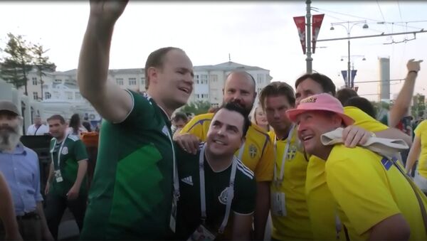 Что объединило футбольных фанатов Мексики и Швеции - Sputnik Молдова