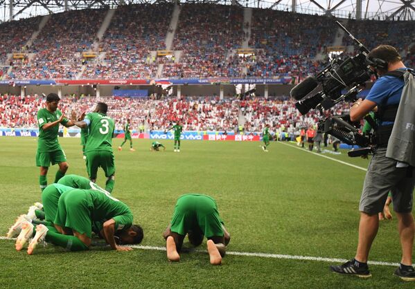 Игроки Саудовской Аравии радуются забитому голу в матче группового этапа чемпионата мира по футболу между сборными Саудовской Аравии и Египта - Sputnik Молдова