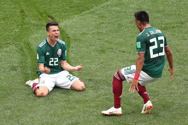 Ирвинг Лосано и Хесус Гальярдо радуются забитому голу в матче группового этапа чемпионата мира по футболу между сборными Германии и Мексики - Sputnik Молдова