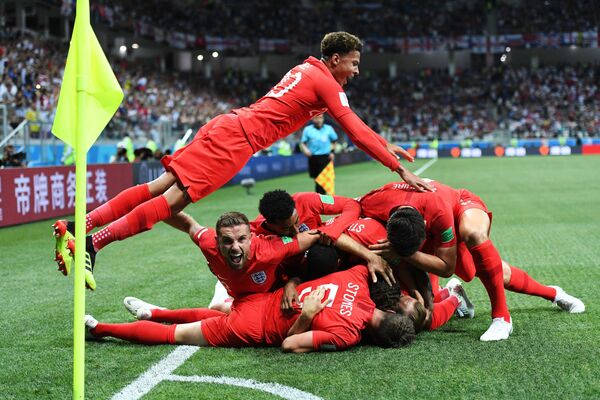 Игроки сборной Англии радуются забитому мячу в матче группового этапа чемпионата мира по футболу между сборными Туниса и Англии - Sputnik Молдова