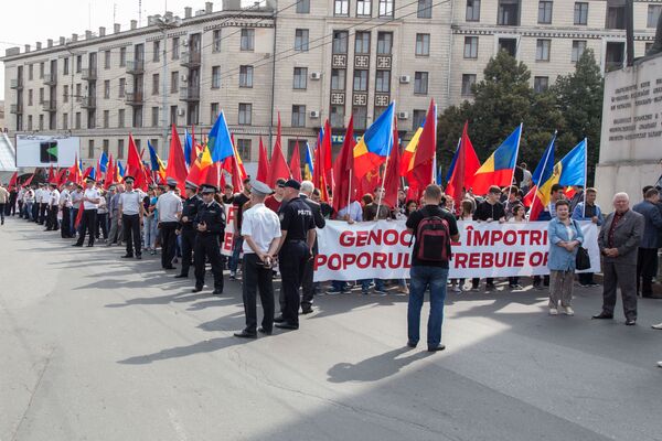 Тремя колоннами протестующие прошли по центру Кишинева от Академии наук Молдовы, мемориального комплекса Вечность и цирка. - Sputnik Молдова