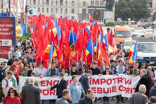 В ходе многочисленного митинга движение транспорта в центре столицы было ограничено. В городе образовались пробки. - Sputnik Молдова