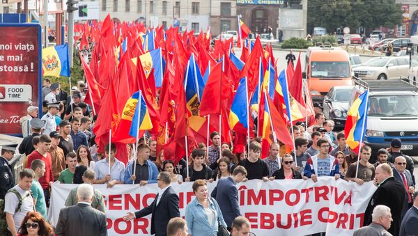 В ходе многочисленного митинга движение транспорта в центре столицы было ограничено. В городе образовались пробки. - Sputnik Moldova