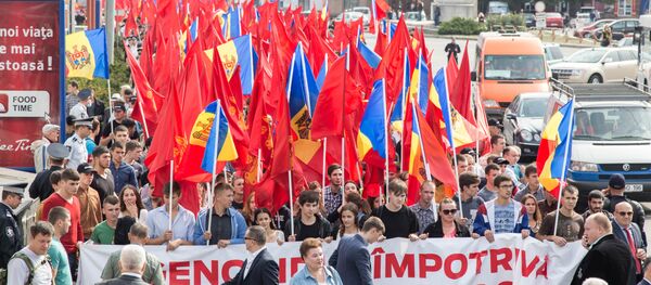 В ходе многочисленного митинга движение транспорта в центре столицы было ограничено. В городе образовались пробки. - Sputnik Moldova