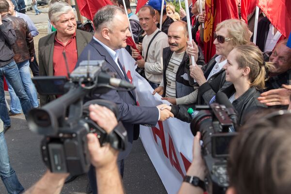 Лидер партии социалистов Игорь Додон общается с участниками массового митинга в центре Кишинева. - Sputnik Молдова