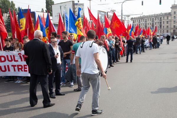 Участники протеста отказались от партийных символики, демонстранты держат в руках флаги страны и средневековой Молдовы. - Sputnik Молдова